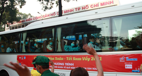 “Chuyến xe mùa xuân – Tết sum vầy” đưa sinh viên về quê đón Tết